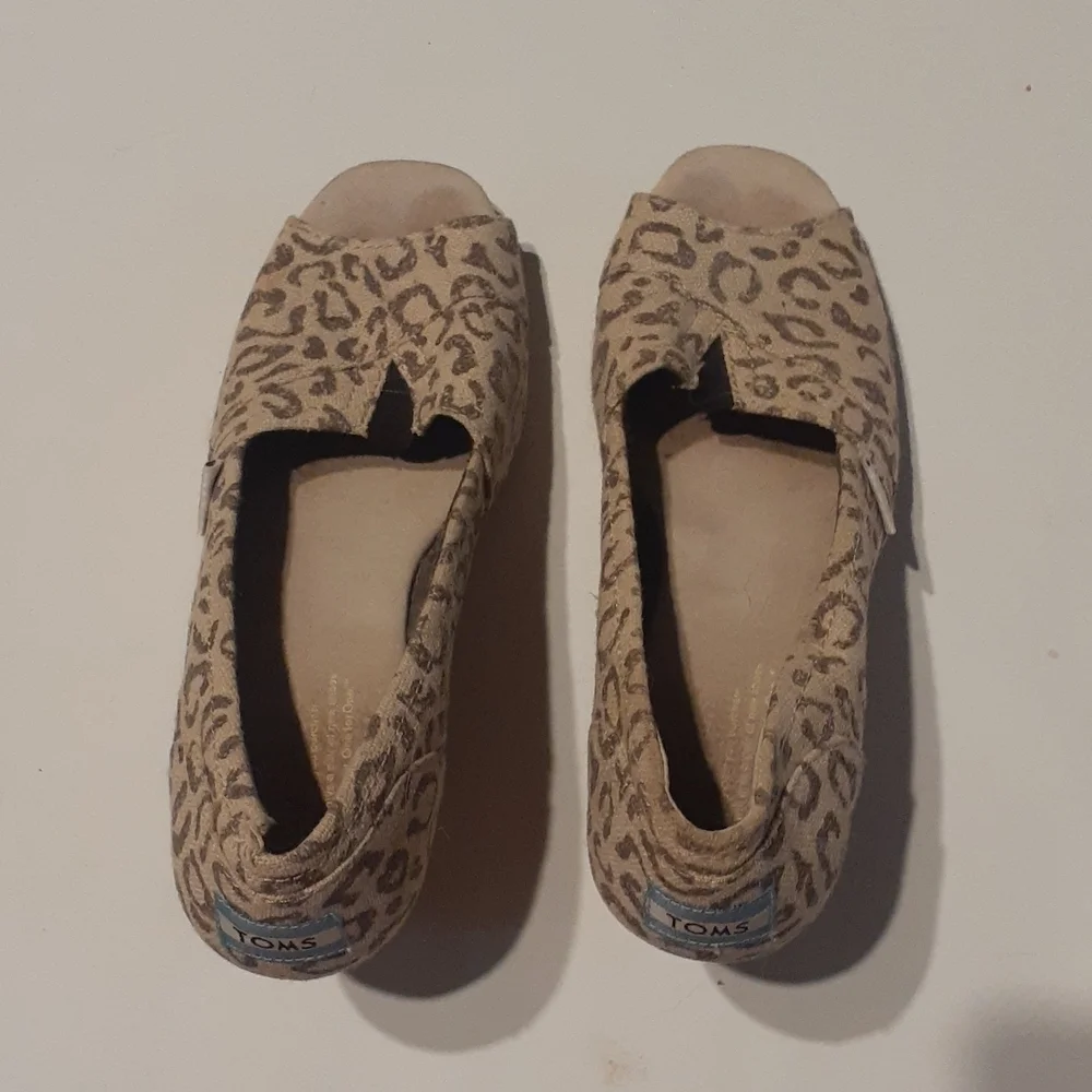Toms Women's Shoes Canvas Peep Toe Wedge Heels Leopard Cheetah Print Slip On 7‎